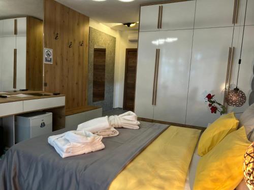 Una cama o camas en una habitación de Skopje Horizon Hotel