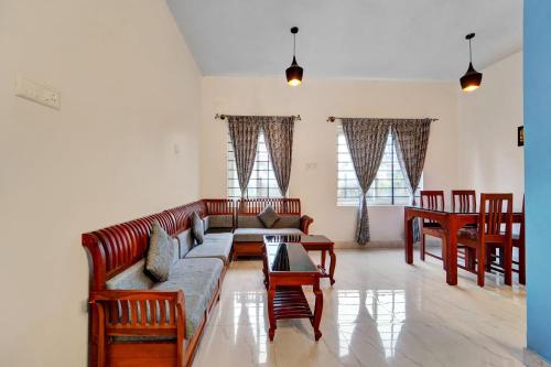 Ruang duduk di Super Hotel O Rose Garden Ooty Formerly New Star Cottages
