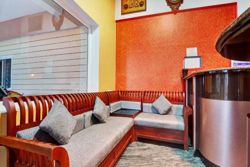 Ruang duduk di Super Hotel O Rose Garden Ooty Formerly New Star Cottages