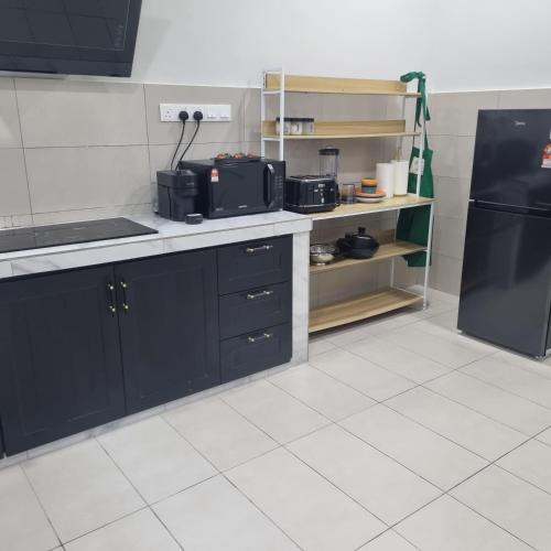 Una cocina o cocineta en The Nest Guest House with Massage Chair A Pro 1
