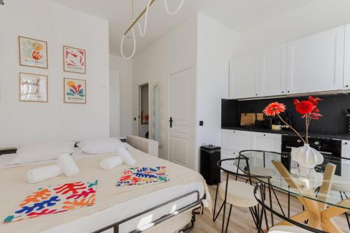 une chambre avec un lit, une table et des chaises dans l'établissement Modern 3BR Duplex Near Nice Port & Old Town | By Airnest, à Nice