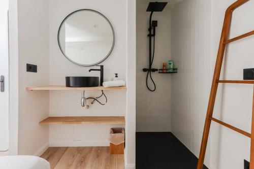 une salle de bain avec un miroir et un lavabo dans l'établissement Modern 3BR Duplex Near Nice Port & Old Town | By Airnest, à Nice