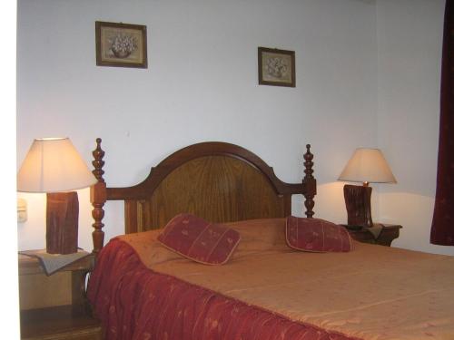 a bedroom with a bed with two pillows on it at REGIO CHALET 250m del mar Cerca del centro con JARDIN in Valeria del Mar