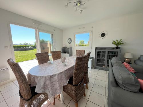 une salle à manger avec une table et des chaises dans l'établissement Pen Ar Pont, à Cléder