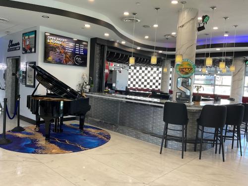 La sala de estar o bar de The Streamline Hotel - Daytona Beach