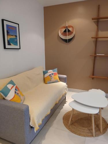 un salon avec un canapé et une table dans l'établissement Appartement centre Antibes bd Albert 1er, à Antibes