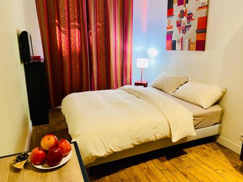 Postel nebo postele na pokoji v ubytování Appartement Marais Cœur Historique