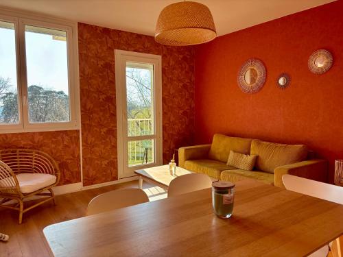 un salon avec un canapé et une table dans l'établissement Appartement 3 chambres avec vue et parking, à Besançon