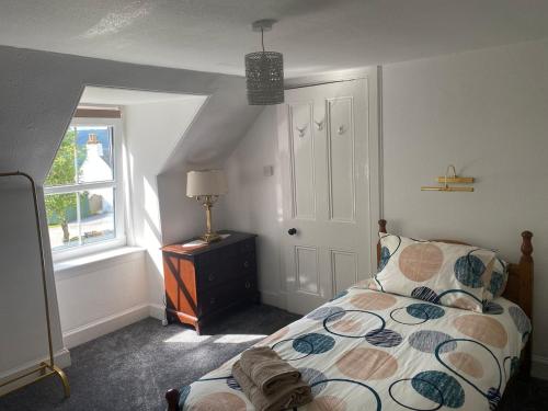 a bedroom with a bed and a window at The old Farmhouse Minutes from lochness in Drumnadrochit