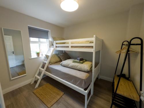 Кровать или кровати в номере Sea Breeze 2 Bedroom Luxury Apartment - Beach Views