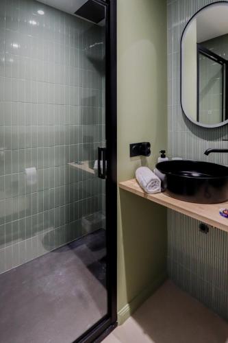 une salle de bain avec un lavabo et une douche avec un miroir dans l'établissement Fancy 3BR Duplex Near Nice Port & Old Town | By Airnest, à Nice