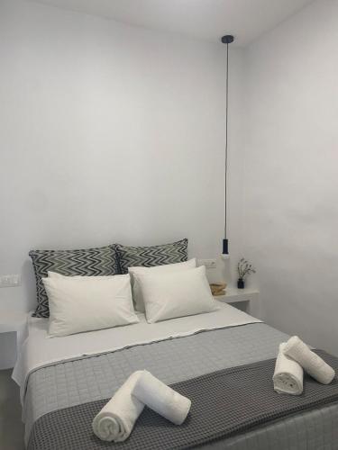 Un dormitorio con una cama con dos toallas encima. en The Nest 2, en Triandáros