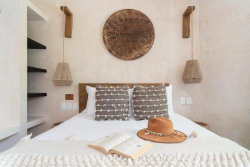 Ένα ή περισσότερα κρεβάτια σε δωμάτιο στο Auralis Boho Boho Villa-Priv Pool-Concierge-BBQ 3B