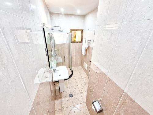 Ένα μπάνιο στο LOUMIA RESIDENCY BONAPRISO