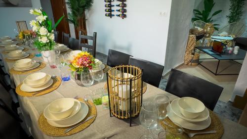 a long table with hats and plates on it at Casa Spa Alcalá del Júcar in Alcalá del Júcar