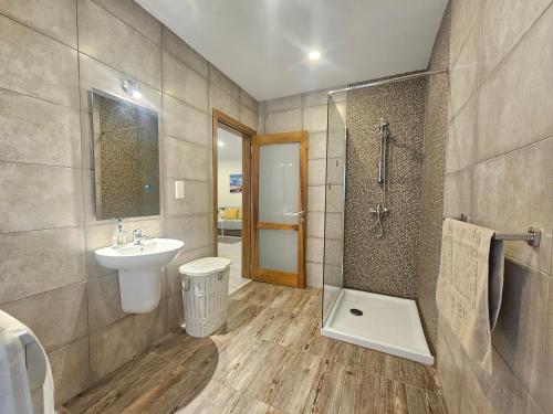 Un baño con lavabo, inodoro y ducha. en Pepprina, en St Paul's Bay