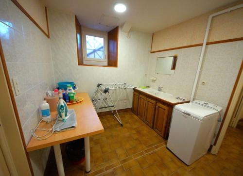 une petite cuisine avec un évier et un réfrigérateur dans l'établissement Au Ptit Bonheur du Lot, centre-ville, calme, vue, jardin, à Espalion