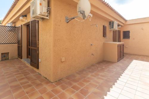 an empty room with a fan on the side of a house at Seaview E9 in Proiettore