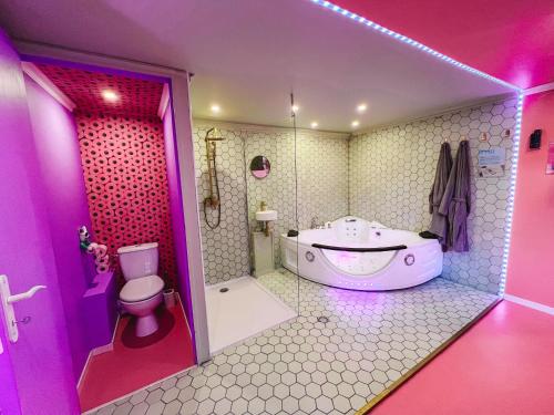 Kúpeľňa v ubytovaní Funky House SPA - Jacuzzi - Salle de cinéma & Netflix - Billard - Nintendo switch & jeux