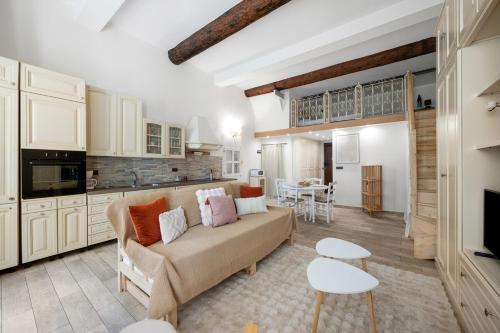 un salon avec un canapé et une cuisine dans l'établissement Évasion à Menton, vieille ville, à Menton