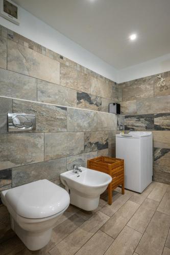 une salle de bain avec des toilettes blanches et un lavabo dans l'établissement Évasion à Menton, vieille ville, à Menton