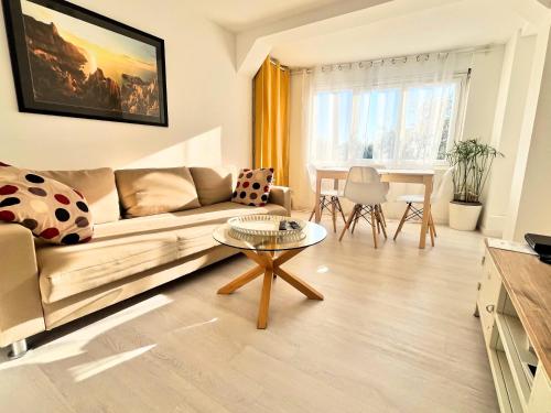 un salon avec un canapé et une table dans l'établissement l’Horizon, à Cassis