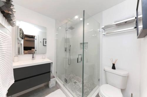 une salle de bains avec douche, toilettes et lavabo dans l'établissement 1BD 1BA-Black&White ArtBNB Cottage-Antique Row WPB, à West Palm Beach