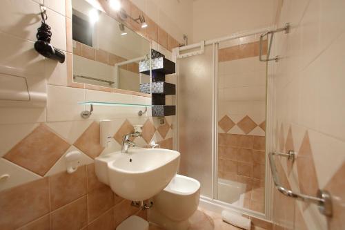 a bathroom with a sink and a shower at Hotel Primavera in Peschiera del Garda