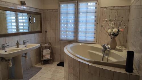 une salle de bain avec une baignoire et un lavabo dans l'établissement Ocre i Blau, à Canet