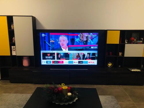 a flat screen tv sitting in a living room at SKY Apartment Pero in Pero