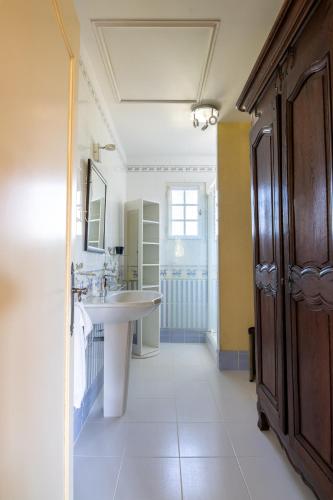 une salle de bain avec un lavabo et un miroir dans l'établissement La belle échappée, à Saint-Clément-des-Levées