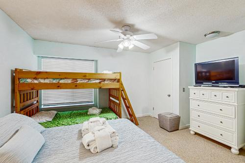 un dormitorio con dos camas y una litera en Springwood Villas 51, en Hilton Head Island