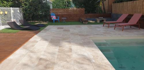 Photo de la galerie de l'établissement Accueillante maison avec piscine, à Digne-Les-Bains