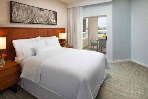 Postel nebo postele na pokoji v ubytování The Westin Mission Hills Resort 1BD Villas Palm