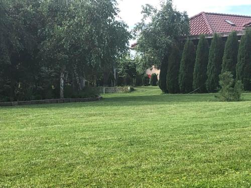 Zahrada ubytování Domek Machowino w Dolinie nad Stawem