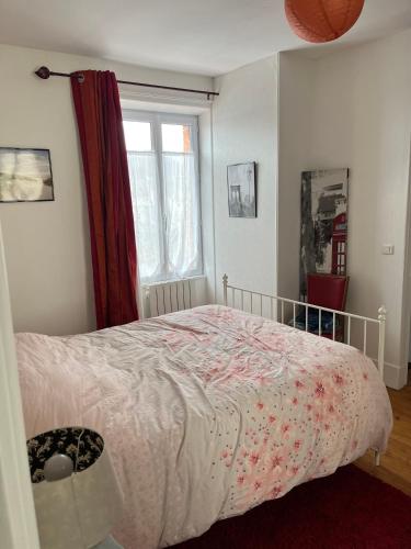 une chambre avec un lit et une fenêtre dans l'établissement Maison de Ville, à Saint-Christophe-du-Ligneron