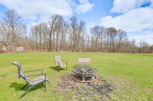 Taman di luar Large Yard and Fire Pit Pet-Friendly Ravenna Home!