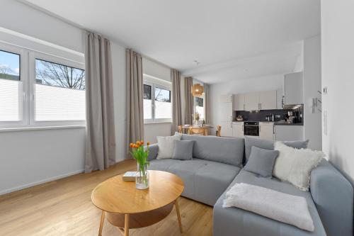 a living room with a blue couch and a table at Charmante Design-Apartments in Top Lage - Nähe Altstadt - Parkplätze - Netflix in Bad Kreuznach