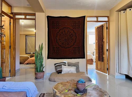 ピサックにあるCentral Pisac 2 Bedroom Flat with view rooftop and home gymのベッド2台が備わる客室で、大きなウォールアートが飾られています。