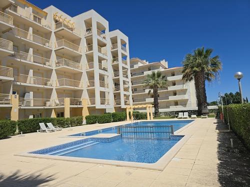 een groot appartementencomplex met een zwembad ervoor bij Mar a Vista in Albufeira