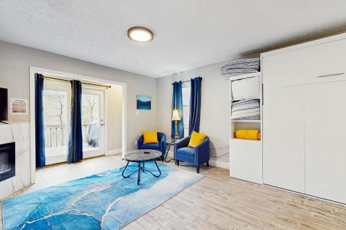 una sala de estar con una silla y una mesa en una habitación en Cozy Corner, en Caryville