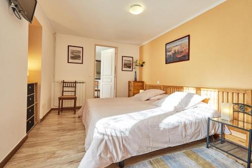 une chambre avec un grand lit avec des draps blancs dans l'établissement Grand JUNO, à Courseulles-sur-Mer