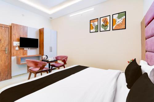TV a/nebo společenská místnost v ubytování Super Townhouse Govardhan