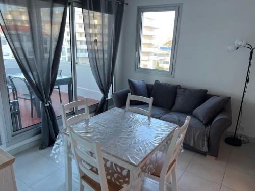 un salon avec une table et un canapé dans l'établissement Résidence Estany, au Barcarès