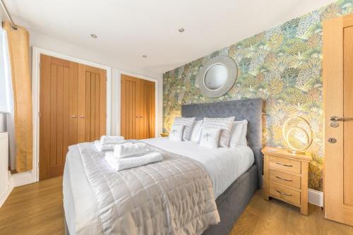 une chambre avec un grand lit avec des serviettes dessus dans l'établissement Riverside Cottage 6 guests 4 adults max hot tub, à Backbarrow