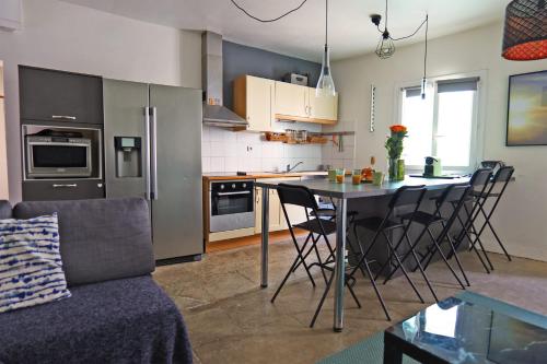 une cuisine avec une table et des chaises dans une pièce dans l'établissement Appartement Rosset - Welkeys, à Montpellier