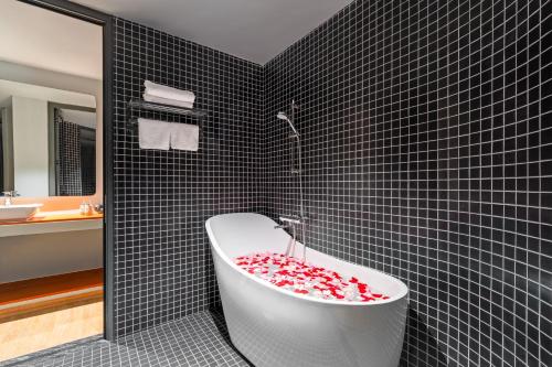 Ένα μπάνιο στο Seaside Boutique Hotel Nha Trang Beach