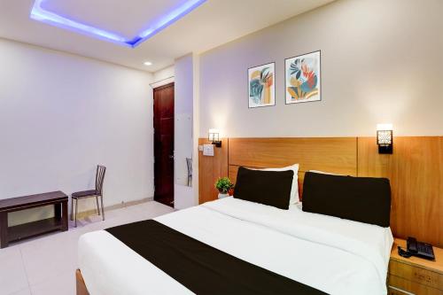 Postel nebo postele na pokoji v ubytování Super Hotel O Rohini Sector 24