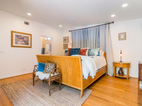 Ένα ή περισσότερα κρεβάτια σε δωμάτιο στο Sophisticated La Jolla Condo Oceanview, Zen and Coastal Charm