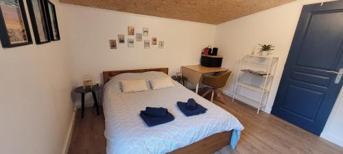 Ένα ή περισσότερα κρεβάτια σε δωμάτιο στο Chambre indépendante chez l'habitant à la campagne proche bordeaux et l'ange bleu